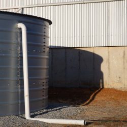 Water tank and overflow pipe